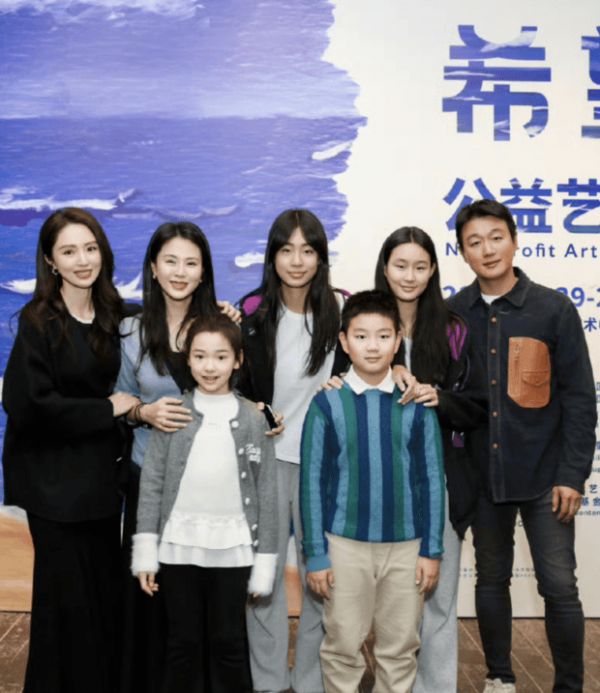 搜狐娱乐讯 近日,小酒窝和佟大为儿子一起做公益,乖巧懂事。