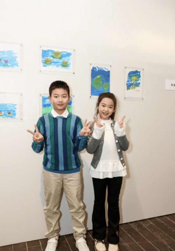 小酒窝和佟大为儿子合照比耶,笑容满面。