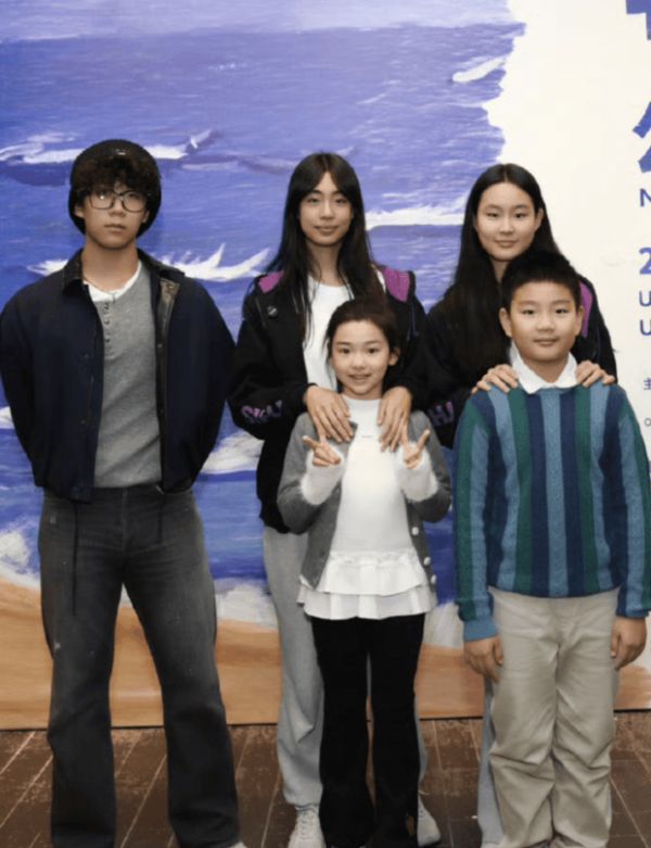 小酒窝与佟大为儿子和众人合照。