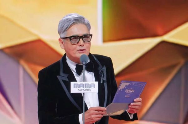 搜狐娱乐讯 11月29日,周润发以颁奖嘉宾身份亮相香港MAMA颁奖礼。在颁发压轴大奖前,他临时中断流程,神情肃穆地请求全场起立,共同哀悼11月26日香港大埔区宏福苑重大火灾事故。当并且用普通话、粤语、英语祝福大埔居民,强调:“想向失去挚爱家人、失去朋友的所有人士,献上我最真诚的慰问”。过程中多次停顿强忍泪水,声音颤抖引发全场动容。