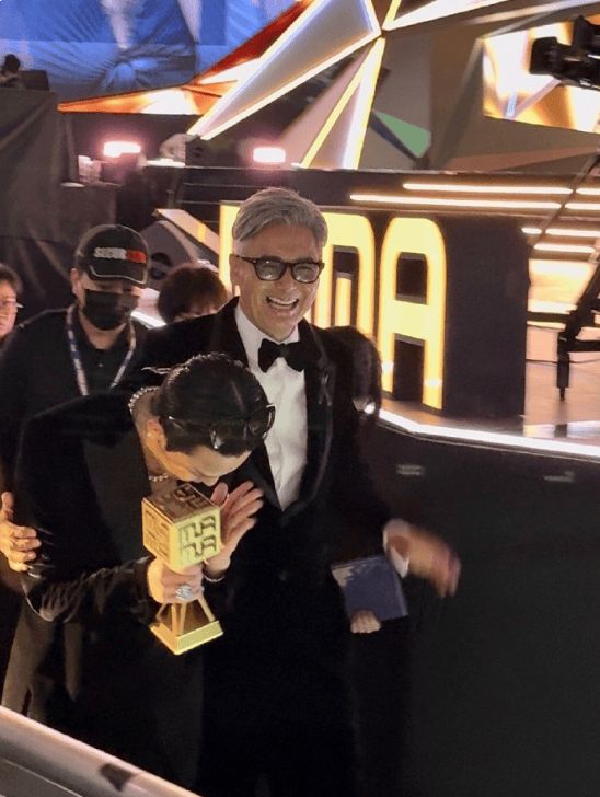 下台后两人一起离开。