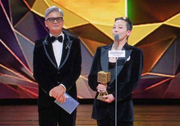 当晚周润发再次为权志龙颁发“年度艺人大赏”。