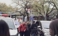北京街头倪萍被路人拍的样子，素颜状态 气质出众，66岁这状态不错
