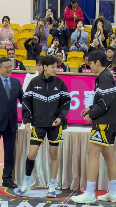 太可爱了,副队长向队长求婚 ,你们小节目可真多