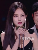 以为李一桐身材够好，下秒隆妮入镜，瞬间被惊艳！