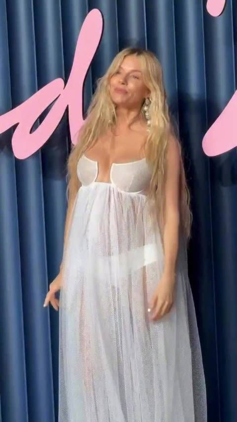 44岁西耶娜·米勒怀二胎,与小男友出席英国时尚大奖