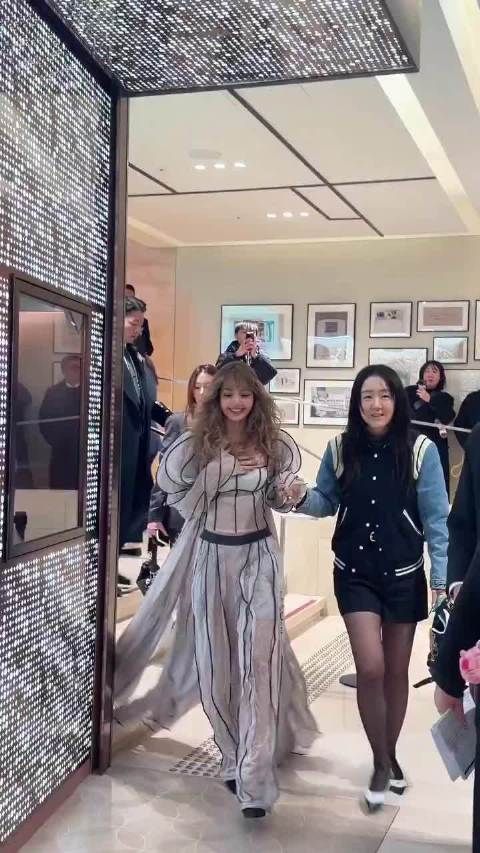 Lisa出席首尔LV活动 哇噻又是新造型，是潦草的小公主