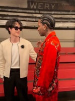 和多年偶像同框合照了