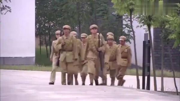 女首长去铁路视察,发现士兵对不上口号,立马察觉不对劲!