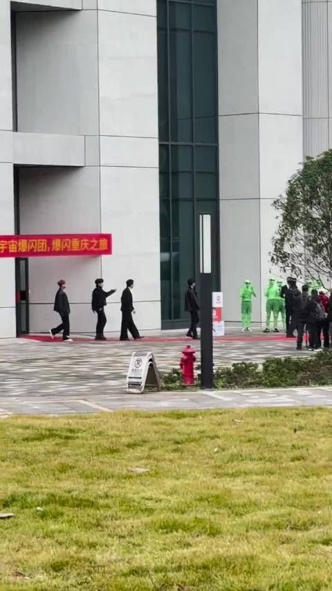 王鹤棣、于洋模仿刘耀文跳上车摇，哈哈哈哈哈哥哥们能不能给弟弟留点面子