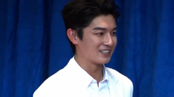 杨旭文新加坡AACA亚洲影艺创意大奖红毯 白色西装套装好帅!英文好苏!