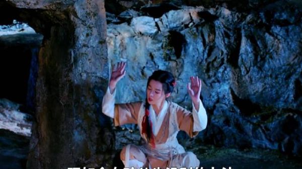 女孩吃了一颗玉米,不想竟变的巨大无比