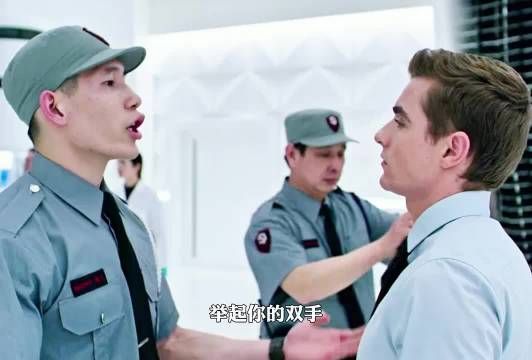 “四个顶级王者出来炸鱼,用一张扑克牌戏耍安检员” 惊天魔盗团 魔术