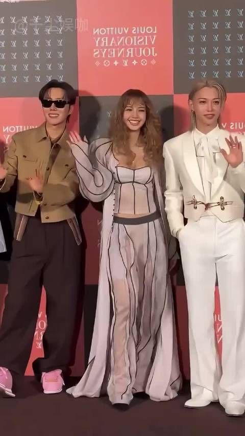 路人抓拍大合影站位看明星咖位，刘晓庆力压奚美娟，张译远胜吴京 奚美娟