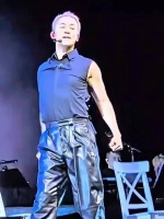 林峯舞台表演引热议，网友调侃港剧白月光变喜剧人