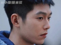 沈耀终于放下心防，与李燃背对背相拥，真话绕了圈却更显真心