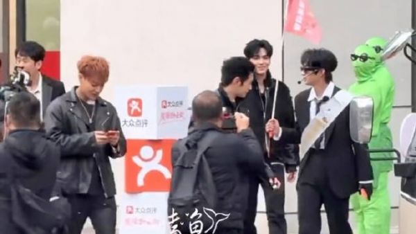 黄子韬与TF家族四代同台引热议