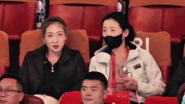 刘诗雯现场观看漂亮优雅还有领导气派,这是来考察工作的吧