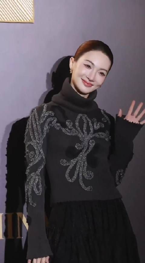 金晨回应嘴歪争议,自称天生如此