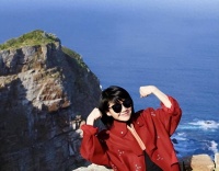 56岁许晴现身国外旅游，风衣皮裤配短发，时髦减龄超洋气