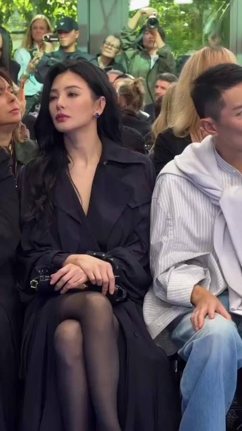 张雨绮巴黎黑丝看秀,她还是适合御姐打扮