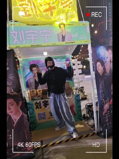 刘宇宁活动现场主动要求拍摄粉丝展板,高喊给我个镜头