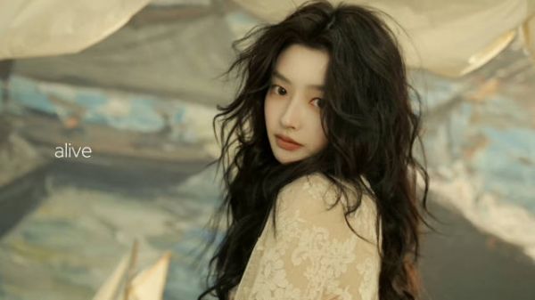 徐若晗蕾丝裙卷发造型释出,桂花香引热议