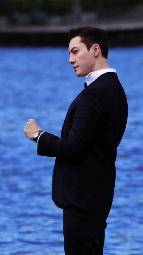 意大利湖边录制现在就出发路透， 背头穿西装太帅了