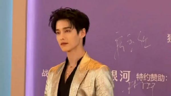 何与 360度无死角的帅!期待双轨! 爱奇艺尖叫之夜红毯直播