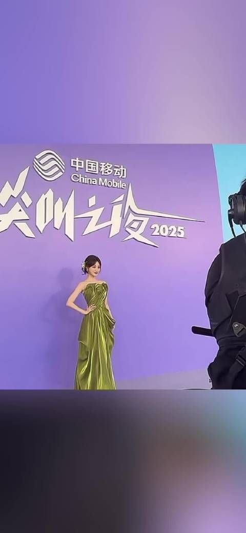 尖叫之夜祝绪丹绿色礼服真的好漂亮，彬彬有礼的和粉丝打招呼