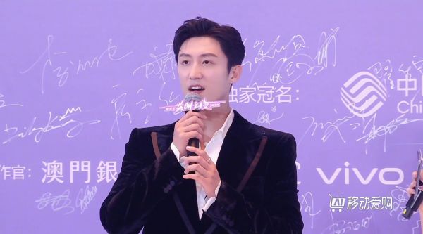 黄景瑜亮相全程 黄景瑜用东北话粤语安利自己的三部作品哈哈哈哈