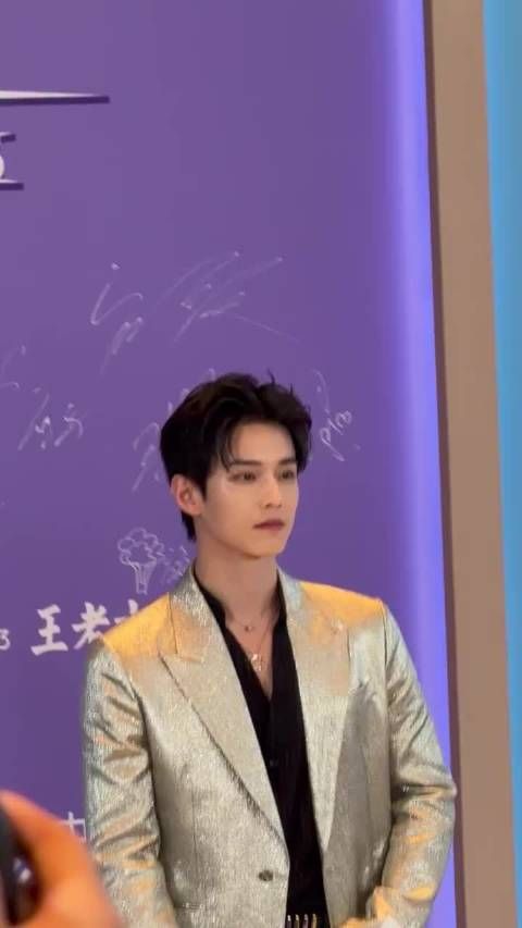 何与亮相2025爱奇艺尖叫之夜红毯