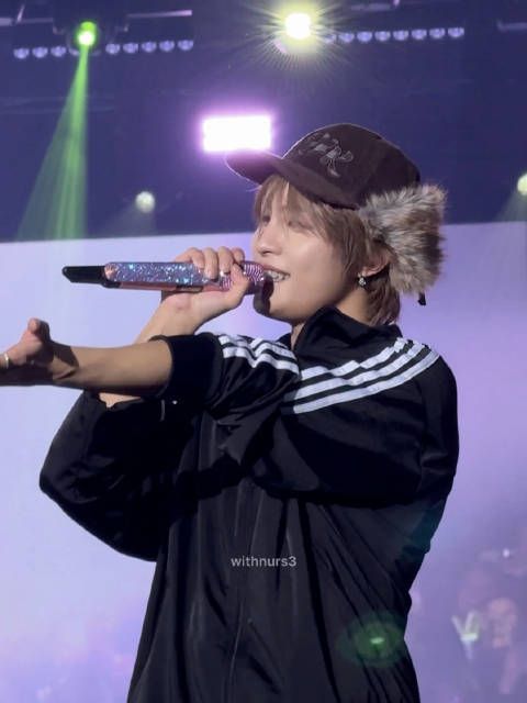 威神V刘扬扬曼谷场演出造型引关注