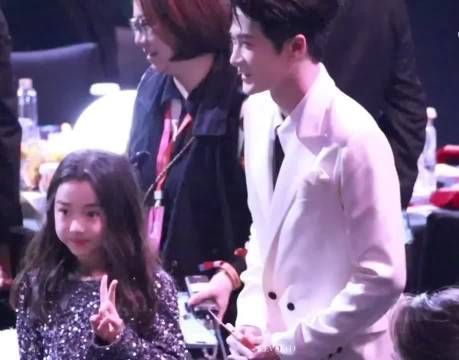 今晚小酒窝追星追爽了,和杨幂合完照又和檀健次合唱,还有温柔摸头杀