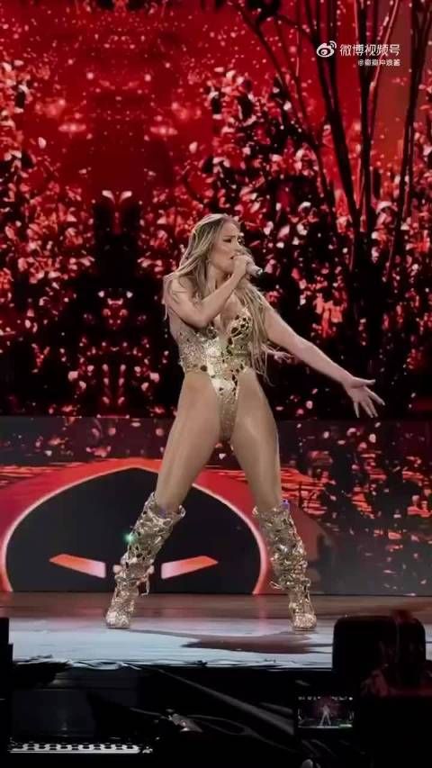 噢我的天啊,JLo这个高叉叉的也太高了!