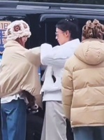 王楚然片场贴心帮白鹿整理衣服