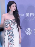 @丞磊 带着作品《成何体统》亮相红毯啦！太养眼啦！王楚然 珍珠美人