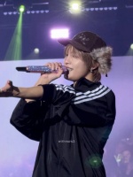 威神V刘扬扬曼谷场演出造型引关注