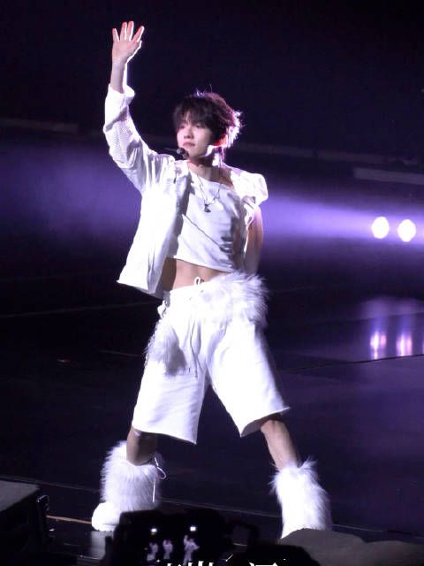 苏新皓这个短裤+毛绒绒袜子太可爱了吧啊啊啊 还能看到腹肌omg