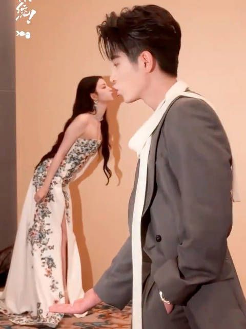 握草哈哈哈哈哈哈成何体统你们在后台拍啥呢这是!