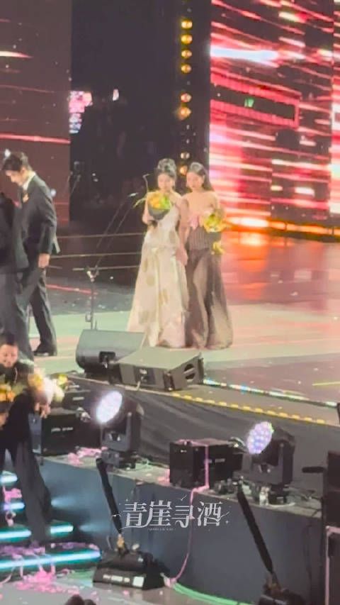 白鹿宋祖儿贴贴下台 好萌啊女宝们