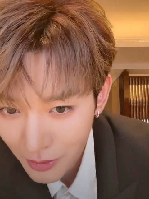 邓为直播西装革履下身短裤引热议