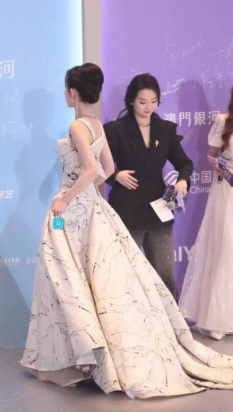 今天的孟姐依旧保持懵懵的状态,但是直观冲击的美貌让人太喜欢了