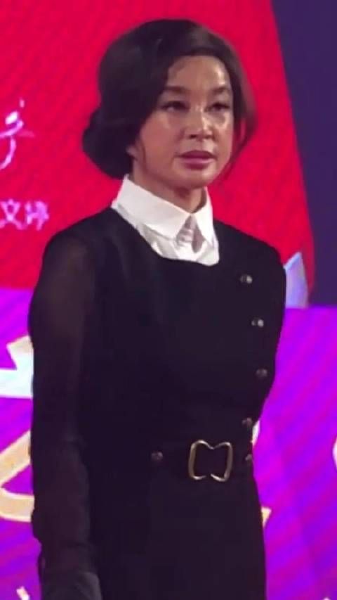 刘晓庆舞台妆容引热议,黑裙难掩面部反光