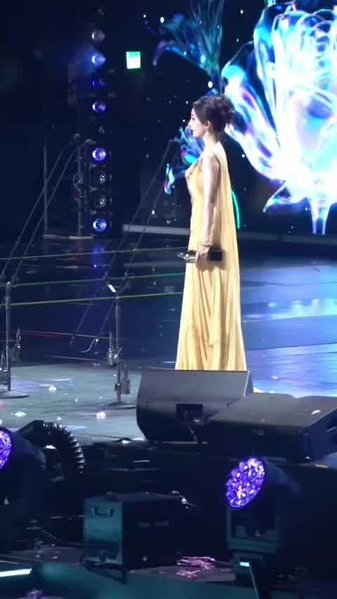 爱奇艺现场给杨幂特别准备了一条专属花路,一脚下生花,继续走花路吧幂幂!