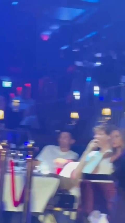 辛纳携教练女友现身酒吧享受夜生活