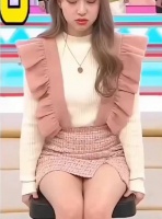 日本电视节目女嘉宾坐在凳子上，以为是有陷阱要掉下去，万万没想