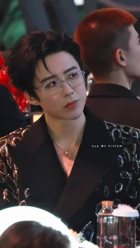 刘宇宁爱奇艺尖叫之夜直拍展现复杂情绪