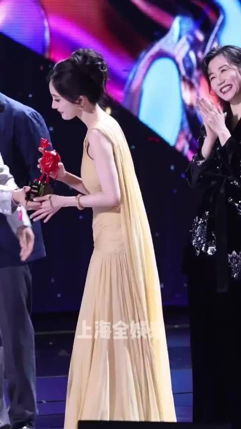 杨幂的那种温柔妈妈气质又回来了,好像刚生小糯米那年!幂越来越美了!