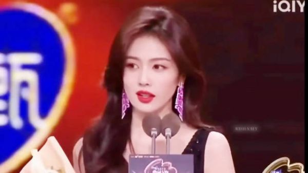 白鹿时隔8年重返星光大赏,从青涩新人到扛剧小花